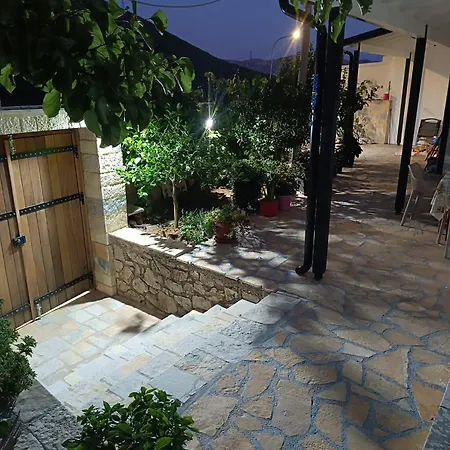 Athina Casa de hóspedes Himare